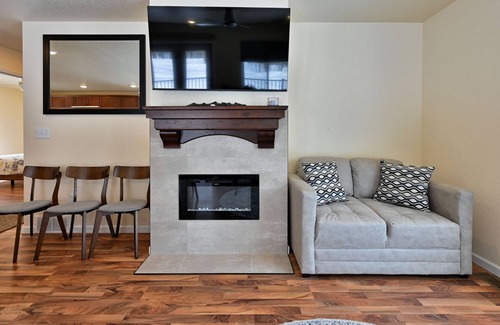 Hayward House | 6 Bedrooms, 4 Bath Whole Duplex with access to 3 Lakes!