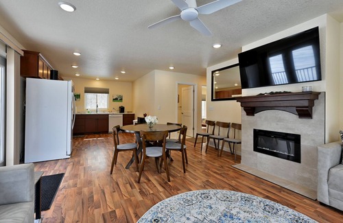 Hayward House | 6 Bedrooms, 4 Bath Whole Duplex with access to 3 Lakes!