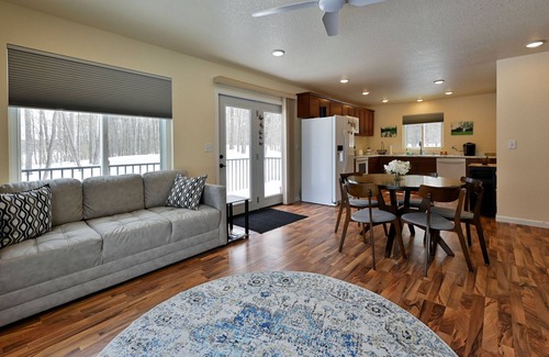 Hayward House | 6 Bedrooms, 4 Bath Whole Duplex with access to 3 Lakes!