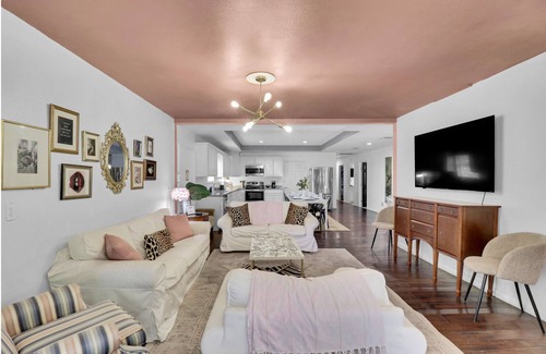 Government Hill House | 6 Bedrooms l 1 mi to Alamo + Riverwalk l Private Pool l Family + Pet Friendly