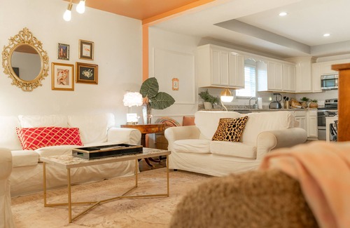 Government Hill House | 6 Bedrooms l 1 mi to Alamo + Riverwalk l Private Pool l Family + Pet Friendly