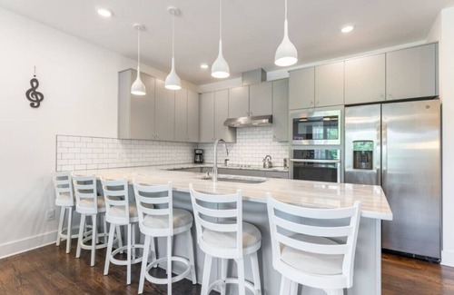 Hermitage House | 6 Beds + Safe & Quiet! 6 to Airport & 15 to Downtown!