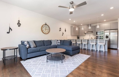 Hermitage House | 6 Beds + Safe & Quiet! 6 to Airport & 15 to Downtown!