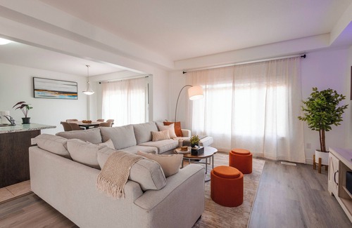 Thorold House | 6 Beds Serenity Oasis in Falls/Pool Table + Ping Pong