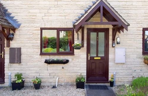 South Leigh House | 6 berth/2 bed property in village location, enclosed garden. Fibre Broadband