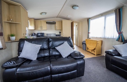 Kessingland House | 6 berth caravan with decking at Kessingland Beach in Suffolk ref 90045SG