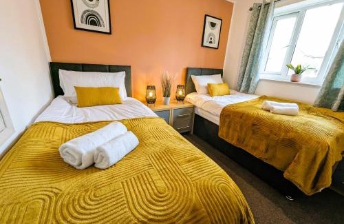 Burton Latimer House | 6 Guests * 4 Bedroom * Free Wi-Fi