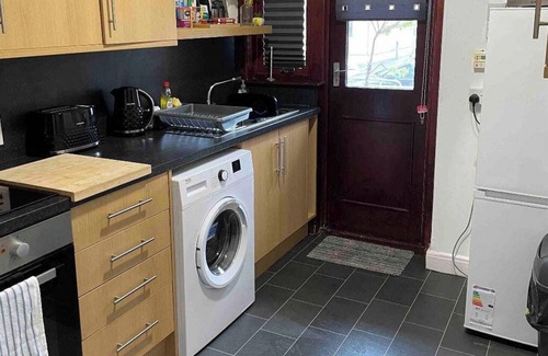 Montrose Apartment | 6 Guests - Parking - Patio - Near Coast