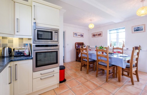 Saxmundham Apartment | 6 Hazelwood - sleeps 6 guests in 3 bedrooms