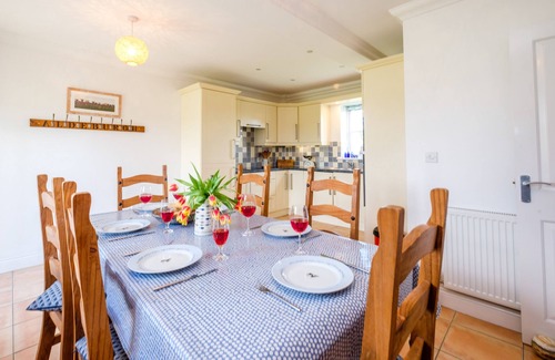 Saxmundham Apartment | 6 Hazelwood - sleeps 6 guests in 3 bedrooms