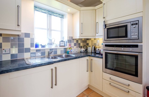 Saxmundham Apartment | 6 Hazelwood - sleeps 6 guests in 3 bedrooms