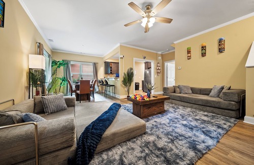 Athens House | 6 King Beds - Near DT & UGA - 2 Massage Chairs - Projector