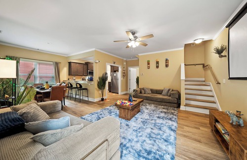 Athens House | 6 King Beds - Near DT & UGA - 2 Massage Chairs - Projector