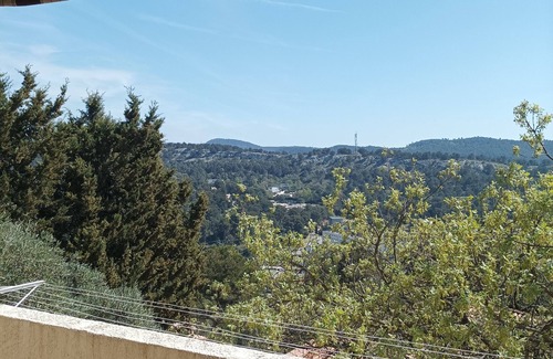 Carnoux-en-Provence Apartment | 6 km from Cassis, 20 from Marseille garden level villa: Carnoux. Nice view