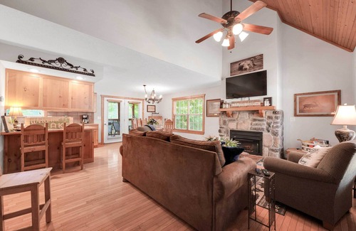 Reeds Spring Cabin | 6 Mi to Branson Strip! Lakefront Home w/Fireplace