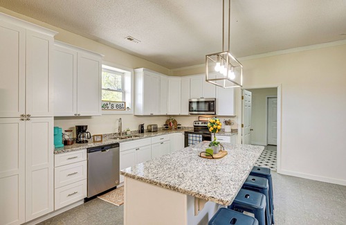 Hollywood Apartment | 6 Mi to Scottsboro: Apt w/Furnished Porch