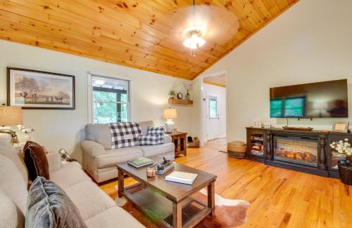 Clarkesville House | 6 Miles to Helen Cabin with Hot Tub and Views!