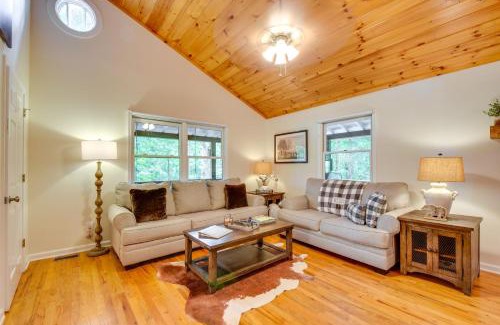 Clarkesville House | 6 Miles to Helen Cabin with Hot Tub and Views!