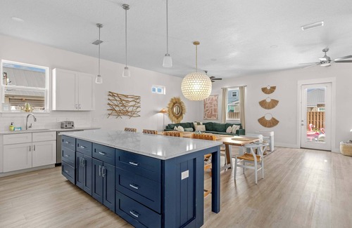 Crescent Beach House | 6 min walk to beach!|Free Heated Pool|Beach chairs