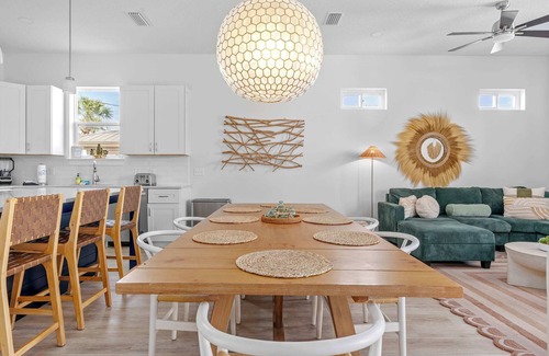 Crescent Beach House | 6 min walk to beach!|Free Heated Pool|Beach chairs