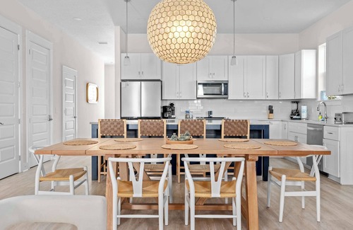 Crescent Beach House | 6 min walk to beach!|Free Heated Pool|Beach chairs