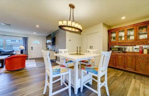 South Pinellas Community Council House | 6 minutes to Beach, Entire Home w/lots of beach gear, Heated Pool, Sleeps 12