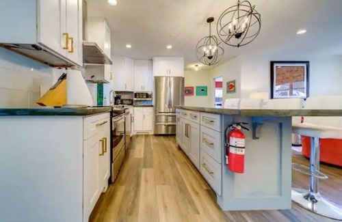 South Pinellas Community Council House | 6 minutes to Beach, Entire Home w/lots of beach gear, Heated Pool, Sleeps 12