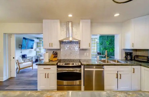South Pinellas Community Council House | 6 minutes to Beach, Entire Home w/lots of beach gear, Heated Pool, Sleeps 12
