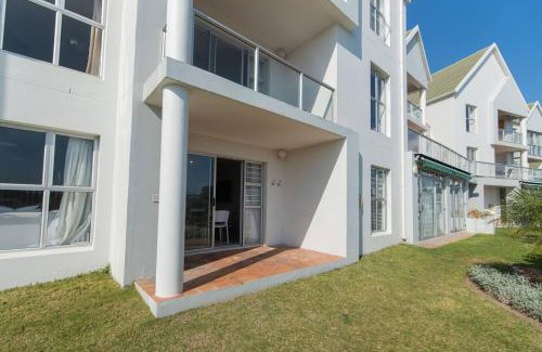 Pollok Beach Apartment | 6 On The Beach