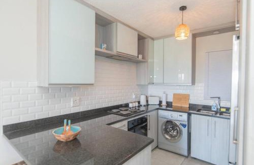 Pollok Beach Apartment | 6 On The Beach