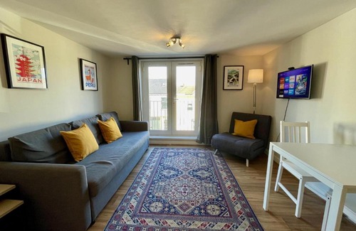 Riverside Apartment | **6 Person City Centre Apartment**