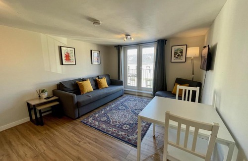 Riverside Apartment | **6 Person City Centre Apartment**