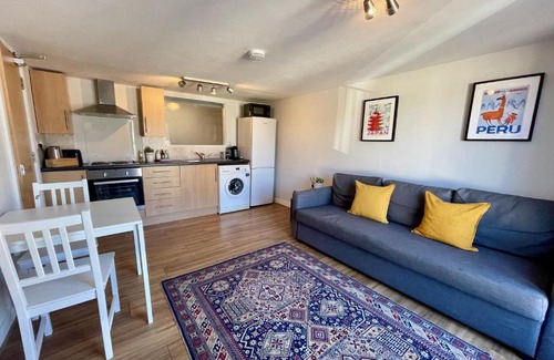 Riverside Apartment | **6 Person City Centre Apartment**
