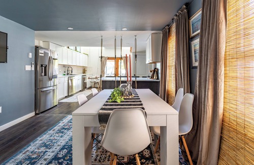 Coxsackie House | 6 Person Hot Tub! CANADIAN-OWNED! Pickleball & PS5. Waterfront and spacious