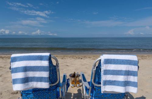 Flamingos Apartment | 6 Person Occupancy 1 Block to Beach Views from Terrace