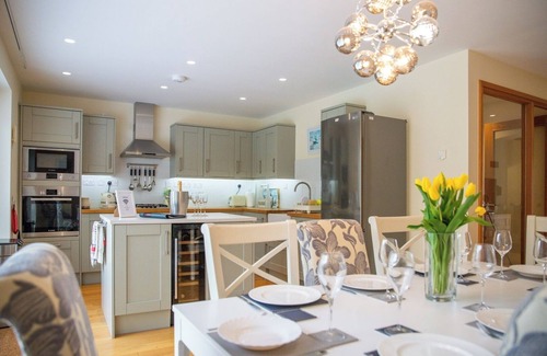 Yarmouth House | 6 Salterns-Dog Friendly-Nr Yarmouth-Sleeps 10