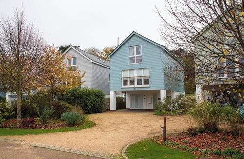 Yarmouth House | 6 Salterns-Dog Friendly-Nr Yarmouth-Sleeps 10
