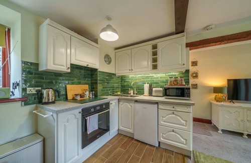 Bampton Cottage | 6 The Mews - Cosy Cottage for two + dogs
