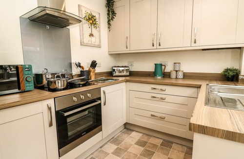Dolgellau Cottage | 6 UPPERFIELD STREET, pet friendly, with open fire in Dolgellau