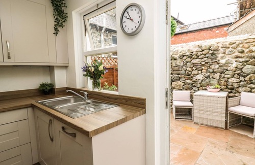Dolgellau Cottage | 6 UPPERFIELD STREET, pet friendly, with open fire in Dolgellau