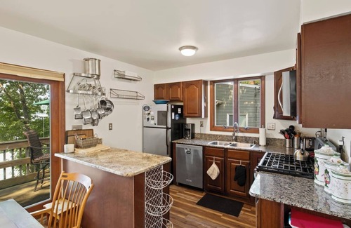 Honeoye House | 60' Honeoye Lakefront | Dock | Kayaks | Lake View