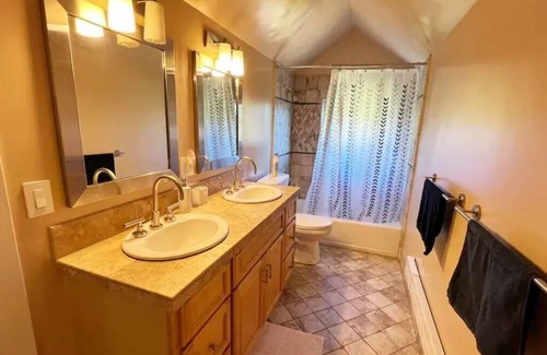 San Anselmo House | 6BD/3.5BA Hilltop Haven| Hot Tub+Billiards+Views!