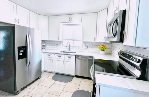 Dupont House | 6bdrm/6bath/2Kitchens/2LivingRms/2laundry; Easy access to Downtown and Red Rocks