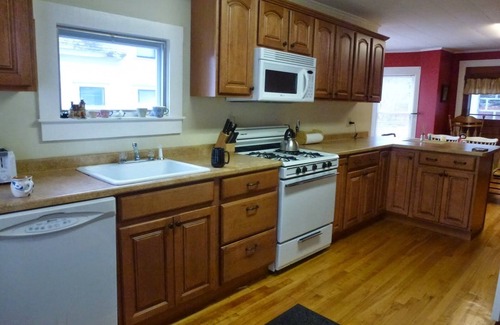 Ludlow House | 6bed/4ba group friendly ski house ~1mi from Okemo w/HOT TUB - sleeps 18