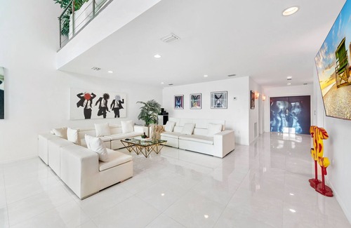 Downtown Miami Villa | 6BR/4.5 BTH Waterfront Paradise