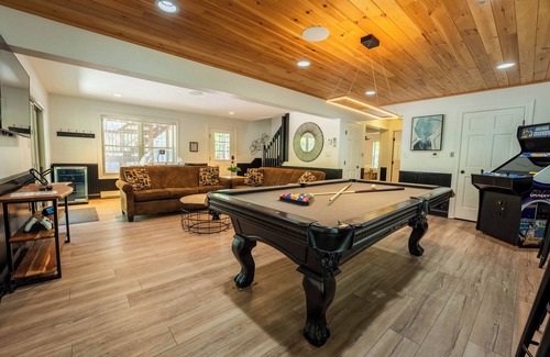 Lake Harmony Estates House | 6BR Chalet - Hot Tub, Games