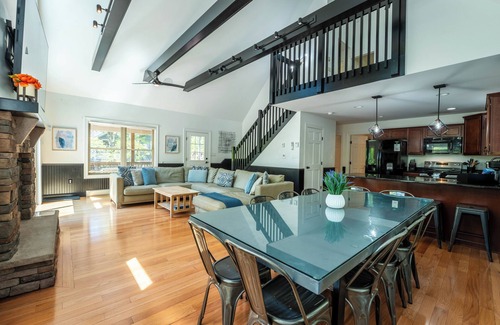Lake Harmony Estates House | 6BR Chalet - Hot Tub, Games