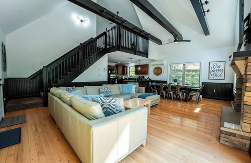 Lake Harmony Estates House | 6BR Chalet - Hot Tub, Games