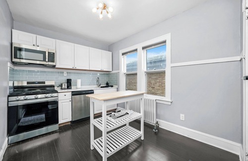 Jefferson Park House | 6BR Chicago Gem: Prime, Safe, Family-Friendly Hub