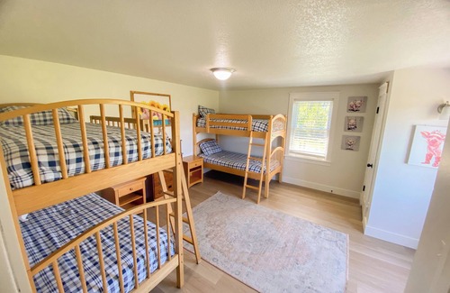 Bonney Lake Other | 6BR Cozy Farmhouse Retreat w/Sunset Views & Fun